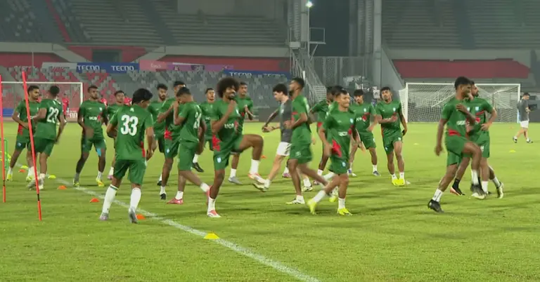 মাঠে অনুশীলন করছেন খেলোয়াড়রা